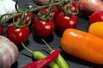 Gemüse und Obst in möglichst bunter Zusammensetzung gehören zu den Eckpfeiler einer ausgewogenen Ernährung. Wer gesund abnehmen will sollte darauf auch im Winter nicht verzichten.(Foto: Heiko Stuckmann / pixelio.de)