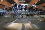 Jonas Lindermaier wirbelt mit einem 360 Whip über die Spine in der WUB Skatehalle Innsbruckl