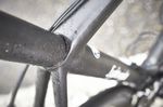 Kein Schnickschnack an der Stütze. Sattelstütze verschwindet im Sattelrohr, keine Klemme, keine Materialverschwendung drumherum - aus!
