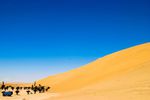 Zwischenstopp am Fuße einer gigantischen Sanddüne in Namibia. Foto: Steve Lorimer/OverAfrica