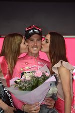 Rohan Dennis (BMC) liegt weiterhin in Führung der Gesamtwertung. Er wird das maglia rosa bei der Ankunft in Sizilien tragen . (Foto: Sirotti)